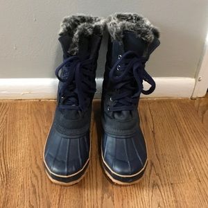 Khombu snowboots.